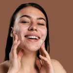 راهنمای انتخاب بهترین شوینده برای پوست مستعد آکنه و روتین مراقبتی ایده‌آل