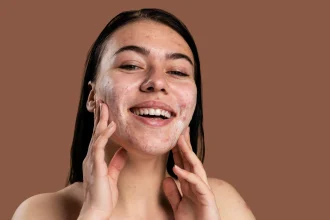 راهنمای انتخاب بهترین شوینده برای پوست مستعد آکنه و روتین مراقبتی ایده‌آل