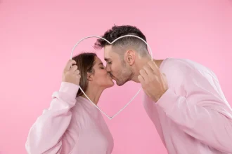 فواید شگفت‌انگیز بوسیدن؛ 16 دلیل علمی برای اینکه بیشتر ببوسید!