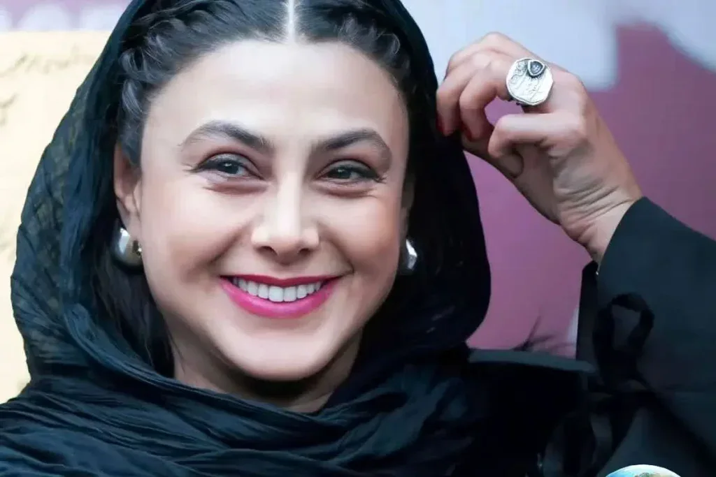 درمالیدی - حضور جنجالی آزاده صمدی در یک گالری، طرفدارانش را به دو دسته تقسیم کرد! بیوگرافی کوتاه آزاد صمدی