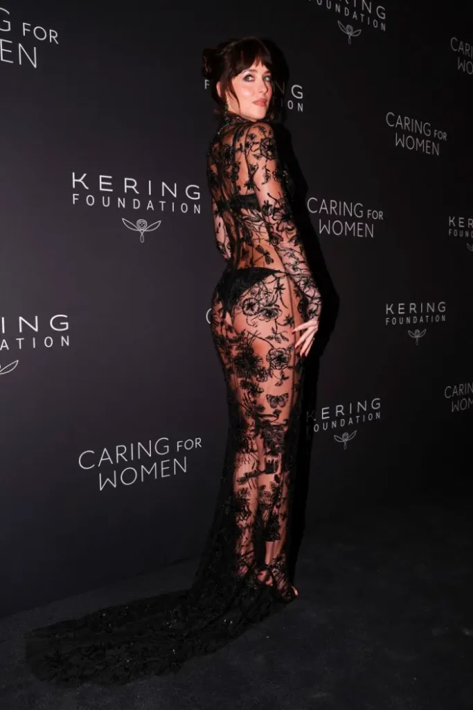 بدن‌نمایی کامل و اعترافات بی‌شرمانه جنسی داکوتا جانسون روی فرش قرمز!