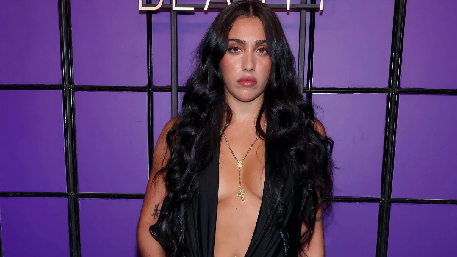 درمالیدی - تحقیر بزرگ دختر مدونا: پس از ناکامی در بازی در نقش مادرش، با بدنی نیمهعریان ظاهر شد! تحقیر بزرگ دختر مدونا: پس از ناکامی در بازی در نقش مادرش، با بدنی نیمهعریان ظاهر شد!