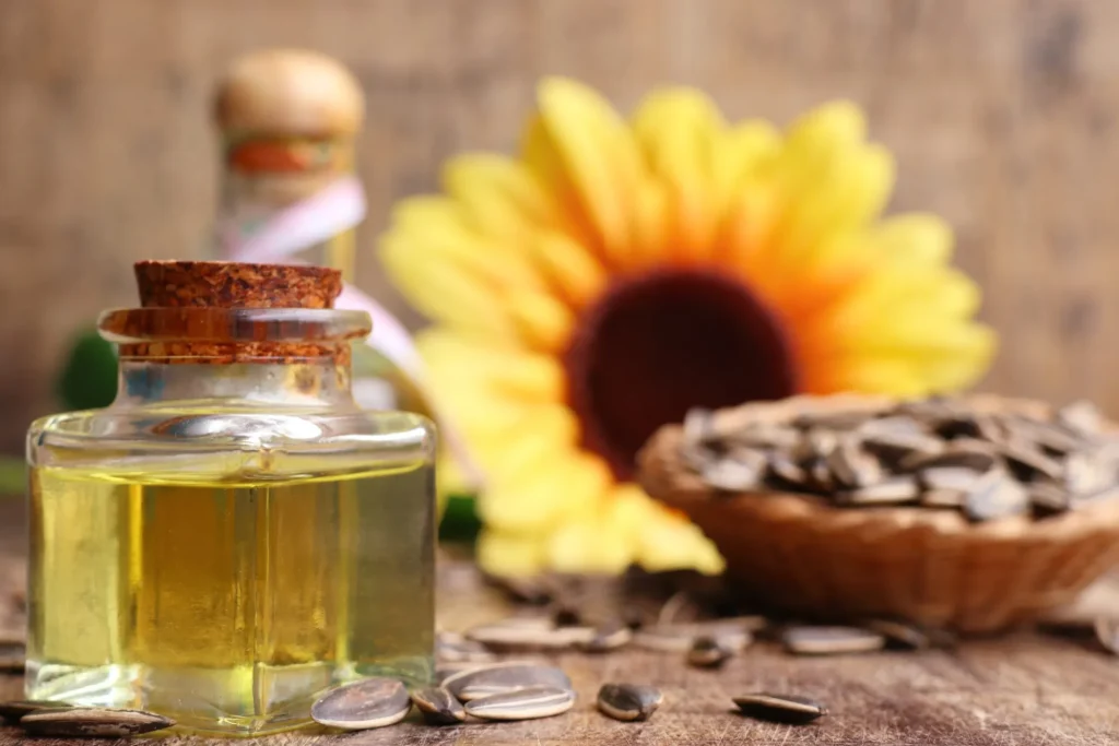 درمالیدی - روغن آفتابگردان: جایگزین طبیعی سیلیکون در مراقبت از پوست و مو روغن آفتابگردان: جایگزین طبیعی سیلیکون در مراقبت از پوست و مو