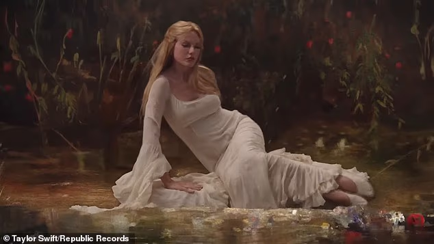 تیلور سوئیفت با موی تیره و برهنگی با لباس طنابی همه را شوکه کرد