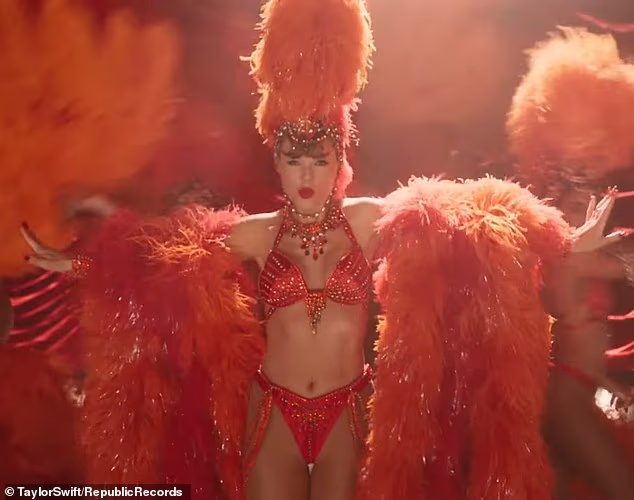 تیلور سوئیفت با موی تیره و برهنگی با لباس طنابی همه را شوکه کرد