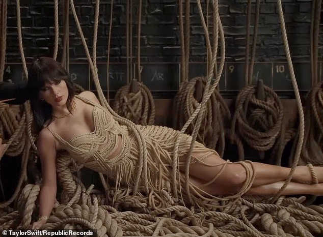 تیلور سوئیفت با موی تیره و برهنگی با لباس طنابی همه را شوکه کرد