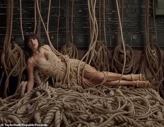 تیلور سوئیفت با موی تیره و برهنگی با لباس طنابی همه را شوکه کرد