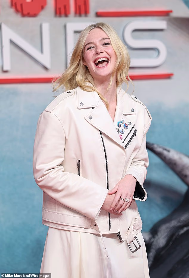 درمالیدی - ال فانینگ با شکم برهنه و لباسی یخیسفید در فرش قرمز: سکسیتر از همیشه؟! ال فانینگ با شکم برهنه و لباسی یخیسفید در فرش قرمز: سکسیتر از همیشه؟!