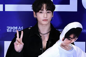 درمالیدی - «جونگ کوک» با عروسک غولپیکر روی فرش قرمز همه را شوکه کرد | ظاهر جذاب، حرکتی غیرمنتظره و رازی که هیچکس نمیدانست! «جونگ کوک» با عروسک غولپیکر روی فرش قرمز همه را شوکه کرد | ظاهر جذاب، حرکتی غیرمنتظره و رازی که هیچکس نمیدانست!