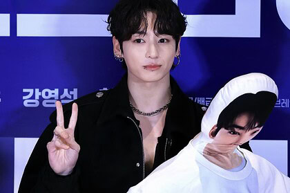 «جونگ کوک» با عروسک غول‌پیکر روی فرش قرمز همه را شوکه کرد | ظاهر جذاب، حرکتی غیرمنتظره و رازی که هیچ‌کس نمی‌دانست!