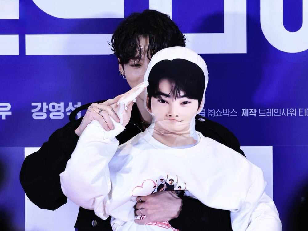 درمالیدی - «جونگ کوک» با عروسک غولپیکر روی فرش قرمز همه را شوکه کرد | ظاهر جذاب، حرکتی غیرمنتظره و رازی که هیچکس نمیدانست! «جونگ کوک» با عروسک غولپیکر روی فرش قرمز همه را شوکه کرد | ظاهر جذاب، حرکتی غیرمنتظره و رازی که هیچکس نمیدانست!