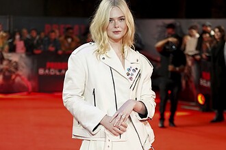 درمالیدی - ال فانینگ با شکم برهنه و لباسی یخیسفید در فرش قرمز: سکسیتر از همیشه؟! ال فانینگ با شکم برهنه و لباسی یخیسفید در فرش قرمز: سکسیتر از همیشه؟!