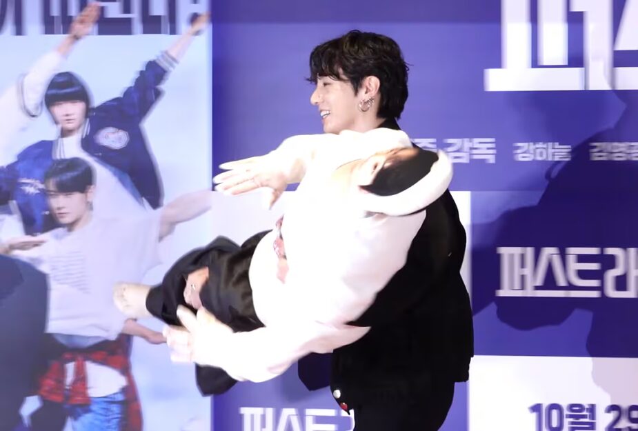 درمالیدی - «جونگ کوک» با عروسک غولپیکر روی فرش قرمز همه را شوکه کرد | ظاهر جذاب، حرکتی غیرمنتظره و رازی که هیچکس نمیدانست! «جونگ کوک» با عروسک غولپیکر روی فرش قرمز همه را شوکه کرد | ظاهر جذاب، حرکتی غیرمنتظره و رازی که هیچکس نمیدانست!