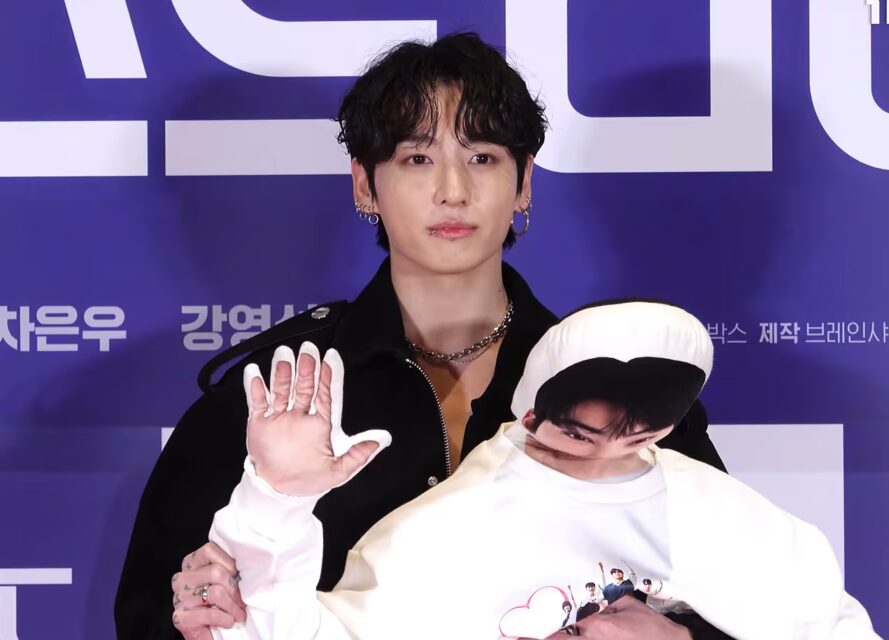 درمالیدی - «جونگ کوک» با عروسک غولپیکر روی فرش قرمز همه را شوکه کرد | ظاهر جذاب، حرکتی غیرمنتظره و رازی که هیچکس نمیدانست! «جونگ کوک» با عروسک غولپیکر روی فرش قرمز همه را شوکه کرد | ظاهر جذاب، حرکتی غیرمنتظره و رازی که هیچکس نمیدانست!