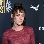 درمالیدی - کریستن استوارت با لباس توری نیمهشفاف قرمز شرابی؛ وقتی جسارت زنانه با مد پاییزی ترکیب میشود! کریستن استوارت با لباس توری نیمهشفاف قرمز شرابی؛ وقتی جسارت زنانه با مد پاییزی ترکیب میشود!