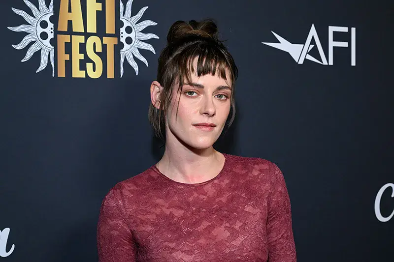 درمالیدی - کریستن استوارت با لباس توری نیمهشفاف قرمز شرابی؛ وقتی جسارت زنانه با مد پاییزی ترکیب میشود! کریستن استوارت با لباس توری نیمهشفاف قرمز شرابی؛ وقتی جسارت زنانه با مد پاییزی ترکیب میشود!