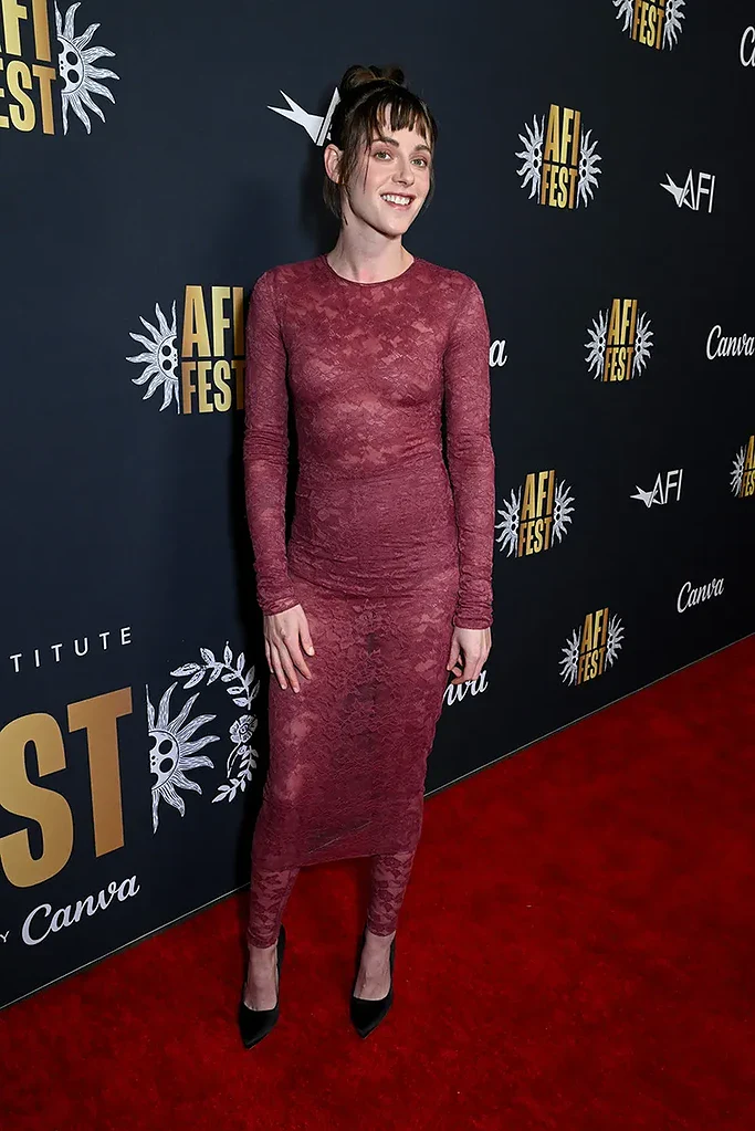 درمالیدی - کریستن استوارت با لباس توری نیمهشفاف قرمز شرابی؛ وقتی جسارت زنانه با مد پاییزی ترکیب میشود! کریستن استوارت با لباس توری نیمهشفاف قرمز شرابی؛ وقتی جسارت زنانه با مد پاییزی ترکیب میشود!