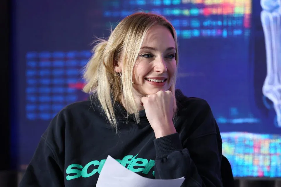 درمالیدی - سوفی ترنر؛ شایعه بارداری تازه یا بازی رسانهای؟ از عشقهای سکسی تا جدالهای پرحاشیه سوفی ترنر؛ شایعه بارداری تازه یا بازی رسانهای؟ از عشقهای سکسی تا جدالهای پرحاشیه