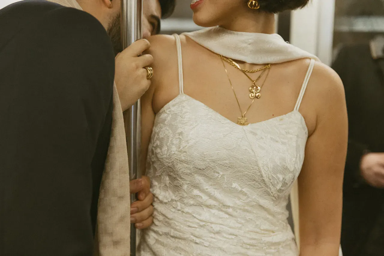 تصاویر محرمانه از ازدواج یواشکی شهردار مسلمان نیویورک در مترو! / عشق اپلیکیشنی زهران ممدانی و راما دوجی که نیویورک را منفجر کرد!