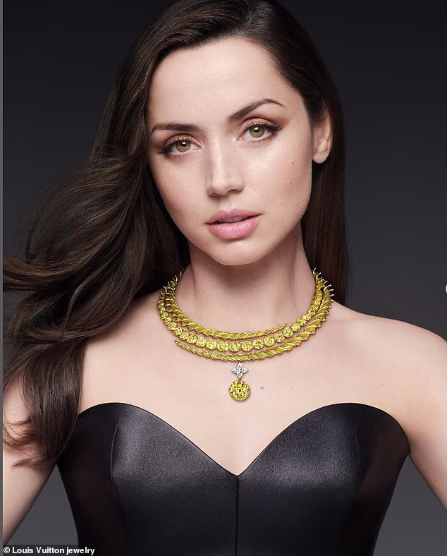 درمالیدی - شوک جدایی سکسیترین ستاره کوبایی هالیوود: آنا دِ آرماس، پس از ۹ ماه رابطه «ناراحتکننده» با تام کروز، با تاپ برهنه به باشگاه رفت! شوک جدایی سکسیترین ستاره کوبایی هالیوود: آنا دِ آرماس، پس از ۹ ماه رابطه «ناراحتکننده» با تام کروز، با تاپ برهنه به باشگاه رفت!