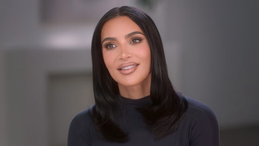 درمالیدی - راز جذابیت زنانه: چرا علم ثابت کرده که موی صاف و براق زن را جوانتر و جذابتر میکند؟ کیم کارداشیان / راز جذابیت زنانه: چرا علم ثابت کرده که موی صاف و براق زن را جوانتر و جذابتر میکند؟