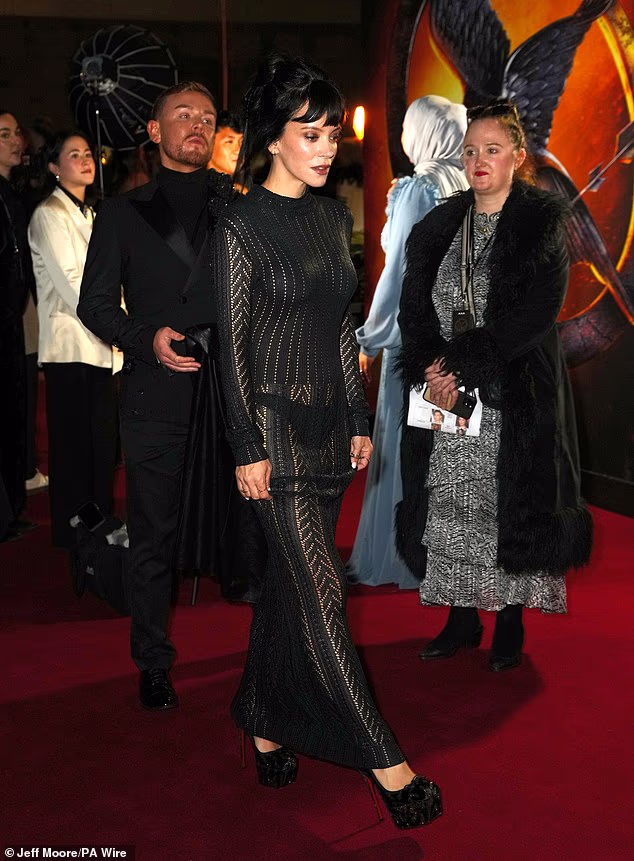 لیلی آلن با لباس کاملاً بدن‌نما روی فرش قرمز درخشید؛ شب داغِ پس از قرار عاشقانه‌ جنجالی‌اش با نویسنده خوش‌چهره!