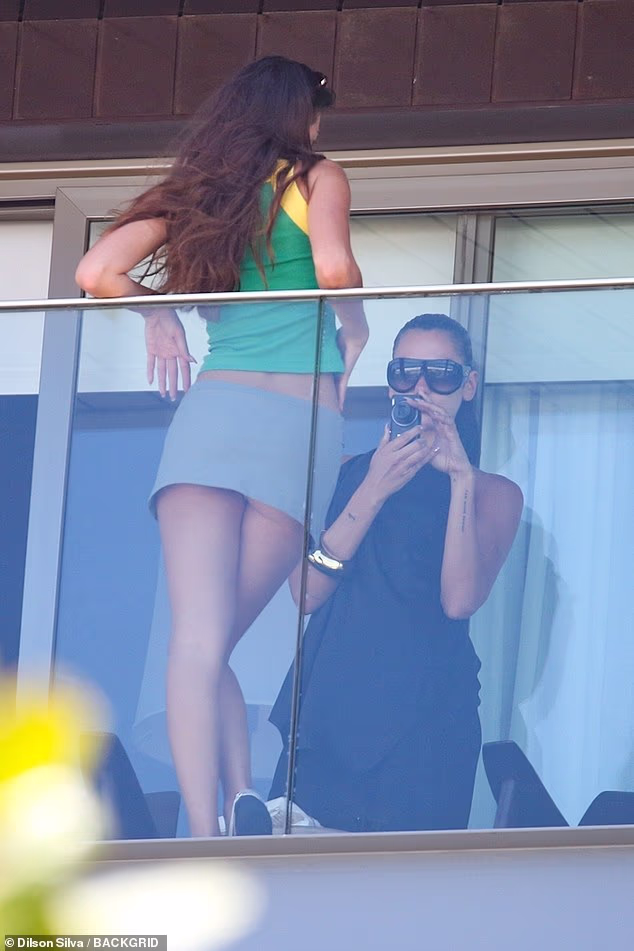 رونمایی از اندام تراش‌خورده دوا لیپا با بیکینی داغ در برزیل در کنار خواهر دوقلویش!