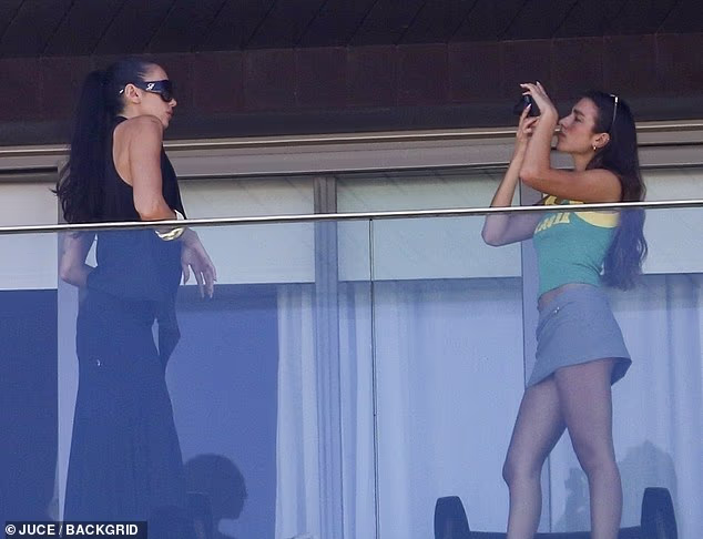 رونمایی از اندام تراش‌خورده دوا لیپا با بیکینی داغ در برزیل در کنار خواهر دوقلویش!