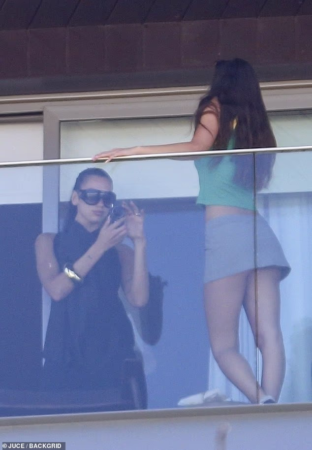 رونمایی از اندام تراش‌خورده دوا لیپا با بیکینی داغ در برزیل در کنار خواهر دوقلویش!