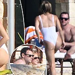 سیدنی سوئینی با بیکینی سفید سکسی در آغوش اسکوتر براون؛ رابطه‌ای پرحاشیه که هالیوود را لرزاند