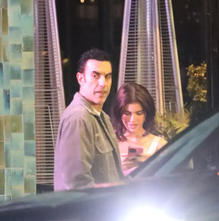 درمالیدی - ساشا بارون کوهن 54 ساله، شبانه با بدل 26 ساله کایلی جنر شکار شد! ساشا بارون کوهن 54 ساله، شبانه با بدل 26 ساله کایلی جنر شکار شد!