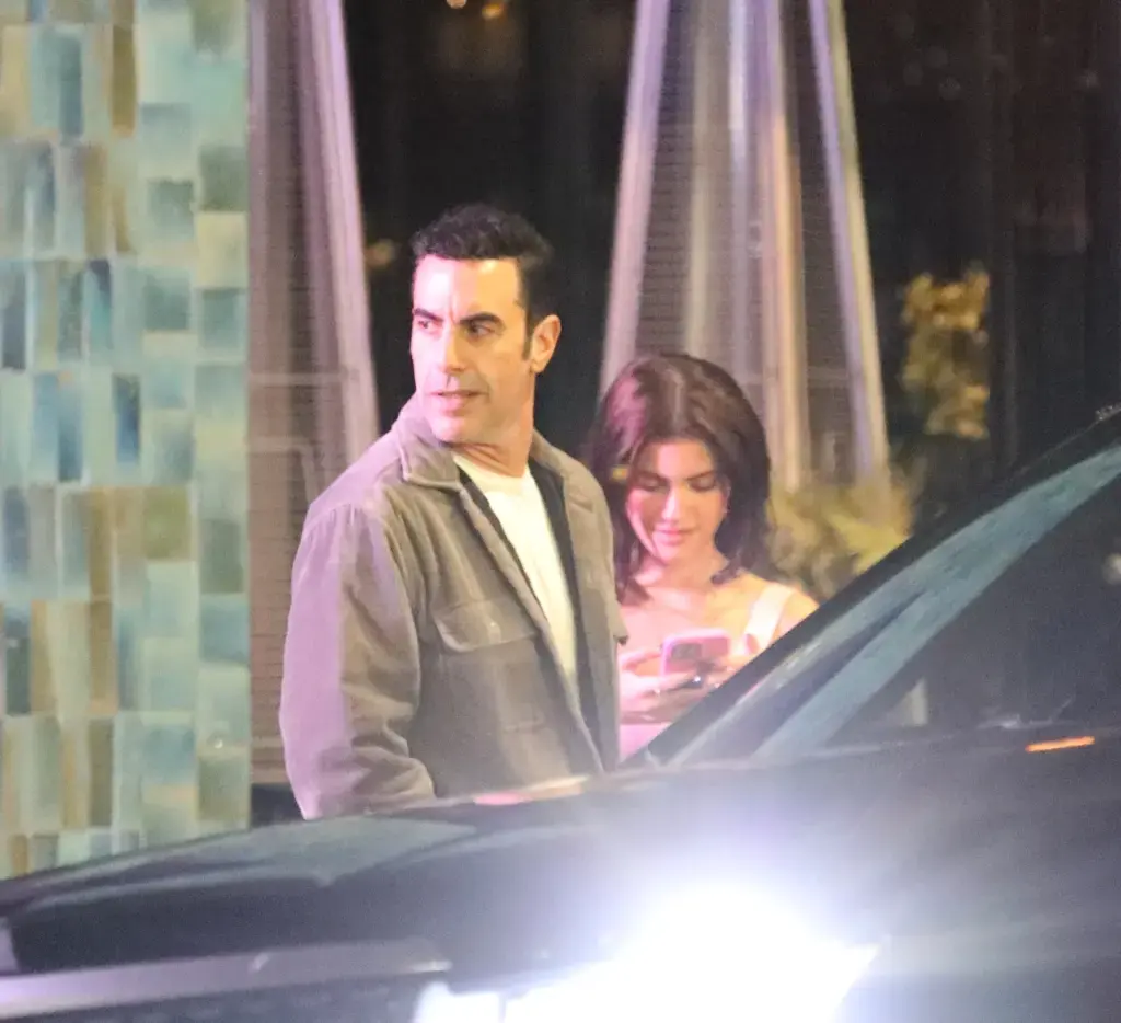 درمالیدی - ساشا بارون کوهن 54 ساله، شبانه با بدل 26 ساله کایلی جنر شکار شد! ساشا بارون کوهن 54 ساله، شبانه با بدل 26 ساله کایلی جنر شکار شد!