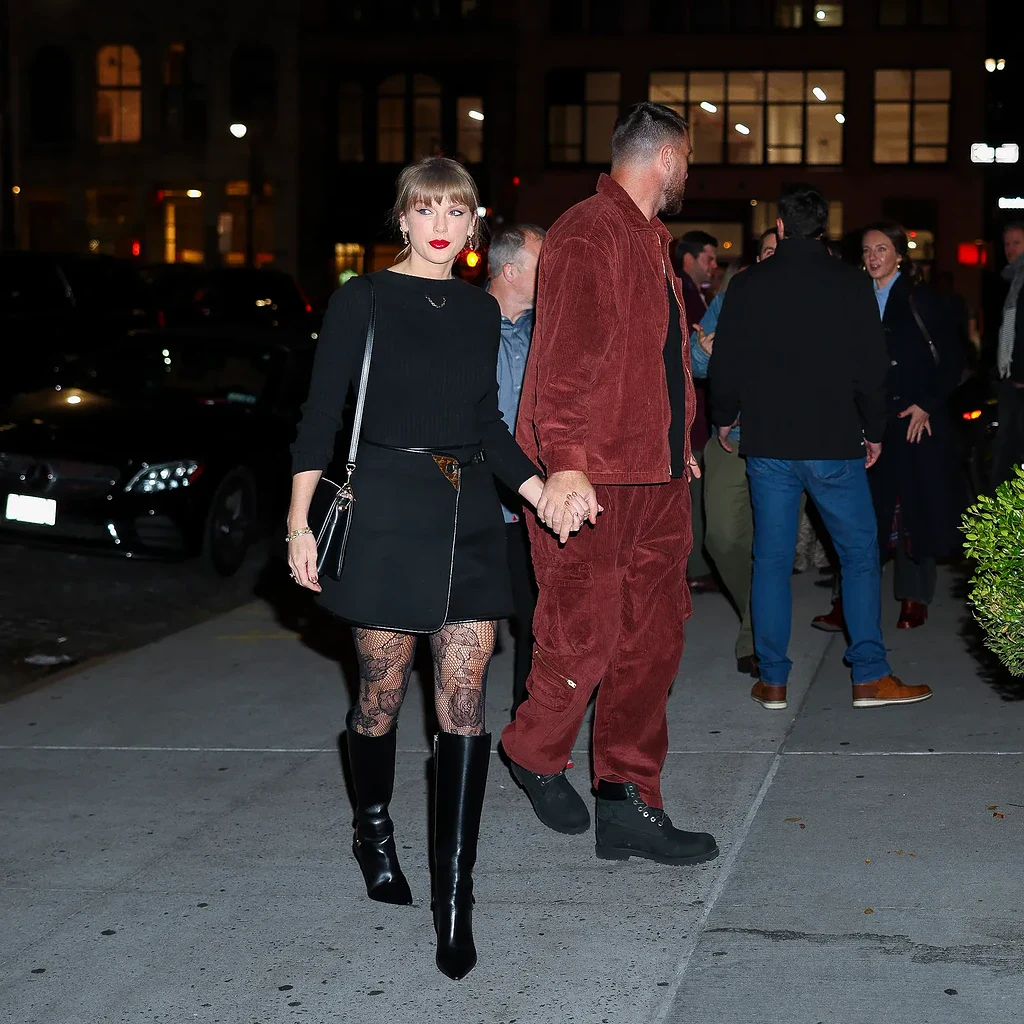 تیلور سوئیفت با فیش‌نت گل‌دار در شب‌گردی نیویورک؛ ملکه لباس‌های تنگ باز هم جنجال آفرید!