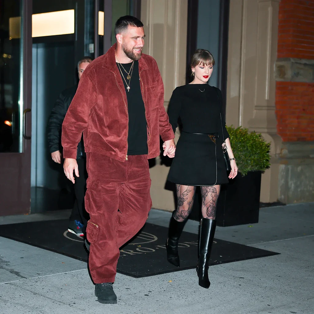 تیلور سوئیفت با فیش‌نت گل‌دار در شب‌گردی نیویورک؛ ملکه لباس‌های تنگ باز هم جنجال آفرید!