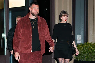 تیلور سوئیفت با فیش‌نت گل‌دار در شب‌گردی نیویورک؛ ملکه لباس‌های تنگ باز هم جنجال آفرید!