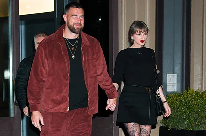 تیلور سوئیفت با فیش‌نت گل‌دار در شب‌گردی نیویورک؛ ملکه لباس‌های تنگ باز هم جنجال آفرید!