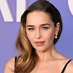 از ملکه اژدها تا توری سیاه: امیلیا کلارک در لباس توریِ نیمه برهنه روی فرش قرمز لندن