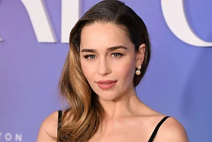 از ملکه اژدها تا توری سیاه: امیلیا کلارک در لباس توریِ نیمه برهنه روی فرش قرمز لندن