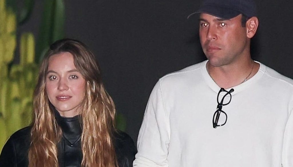 «بردگی عاشقانه» ستاره 28 ساله هالیوود! / افشای رابطه خطرناک سیدنی سوئینی با «مرد منفور» موسیقی که کنترل اتاق خواب و قراردادهایش را به دست گرفته است!