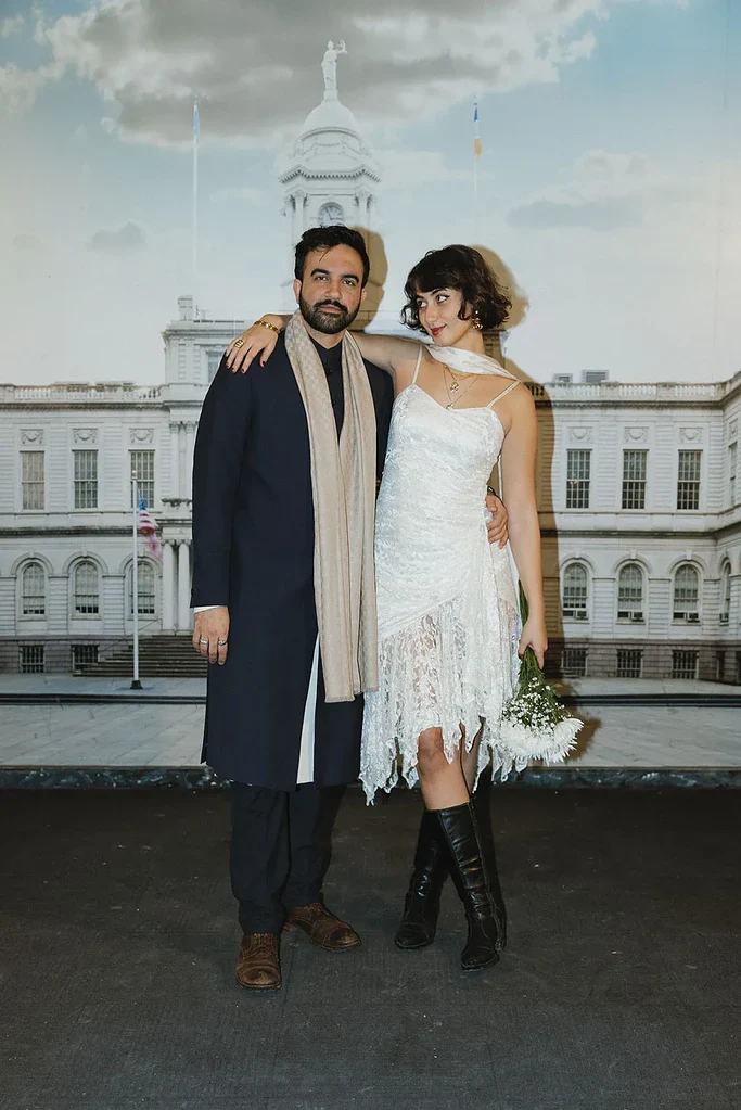 تصاویر محرمانه از ازدواج یواشکی شهردار مسلمان نیویورک در مترو! / عشق اپلیکیشنی زهران ممدانی و راما دوجی که نیویورک را منفجر کرد!