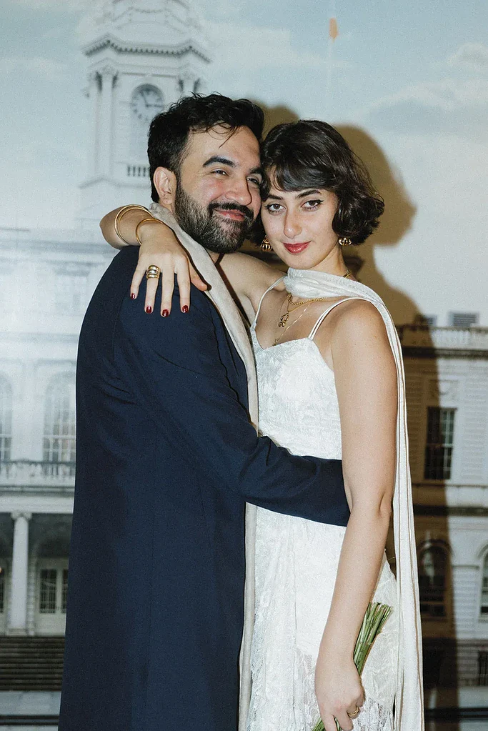 تصاویر محرمانه از ازدواج یواشکی شهردار مسلمان نیویورک در مترو! / عشق اپلیکیشنی زهران ممدانی و راما دوجی که نیویورک را منفجر کرد!