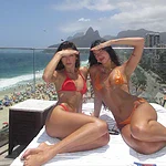 رونمایی از اندام تراش‌خورده دوا لیپا با بیکینی داغ در برزیل در کنار خواهر دوقلویش!