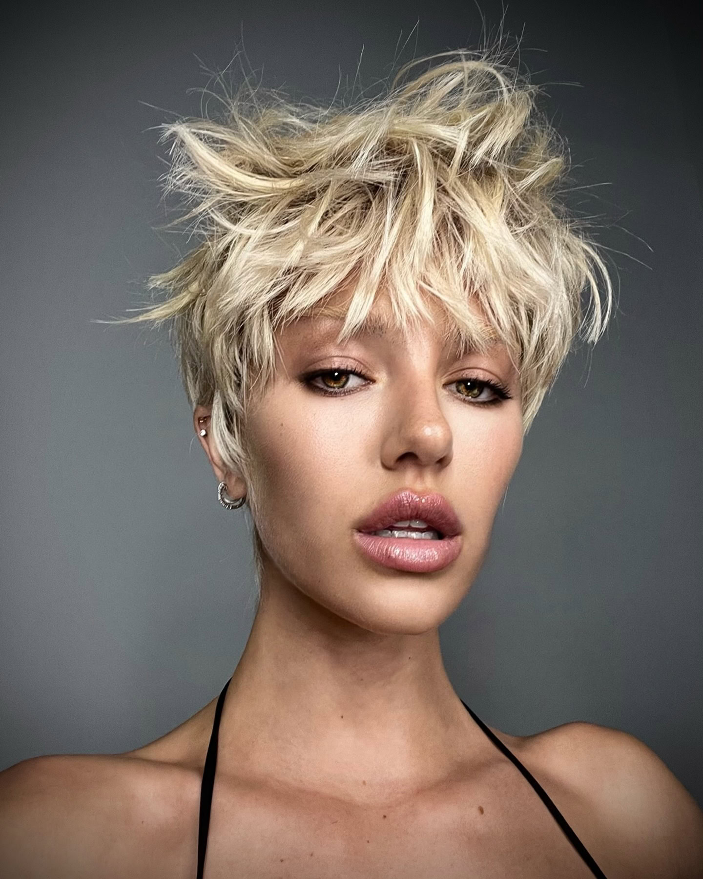 دلیلا بل هملین / راز جذابیت مدل موی بیکسی؛ راهنمای کامل ترند موی 2025 که همه را دیوانه کرده است