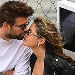 «عشق‌بازی» پیکه و معشوقه ۲۶ ساله‌اش در استادیوم؛ آغوش داغ کلارا چیا جلوی چشم همه!