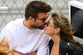 «عشق‌بازی» پیکه و معشوقه ۲۶ ساله‌اش در استادیوم؛ آغوش داغ کلارا چیا جلوی چشم همه!