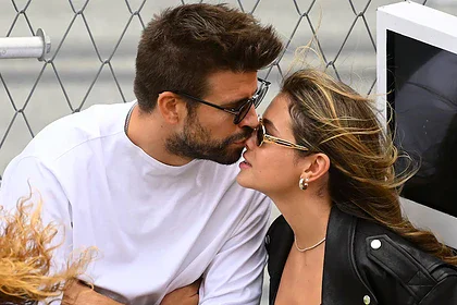 «عشق‌بازی» پیکه و معشوقه ۲۶ ساله‌اش در استادیوم؛ آغوش داغ کلارا چیا جلوی چشم همه!