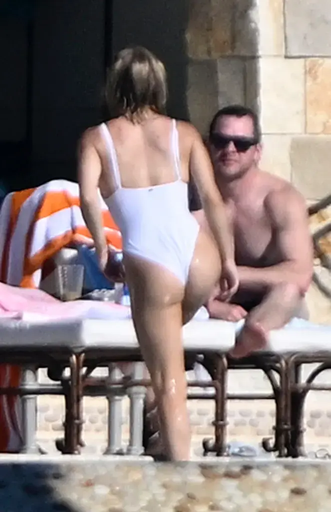 سیدنی سوئینی با بیکینی سفید سکسی در آغوش اسکوتر براون؛ رابطه‌ای پرحاشیه که هالیوود را لرزاند