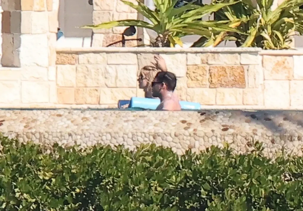 سیدنی سوئینی با بیکینی سفید سکسی در آغوش اسکوتر براون؛ رابطه‌ای پرحاشیه که هالیوود را لرزاند