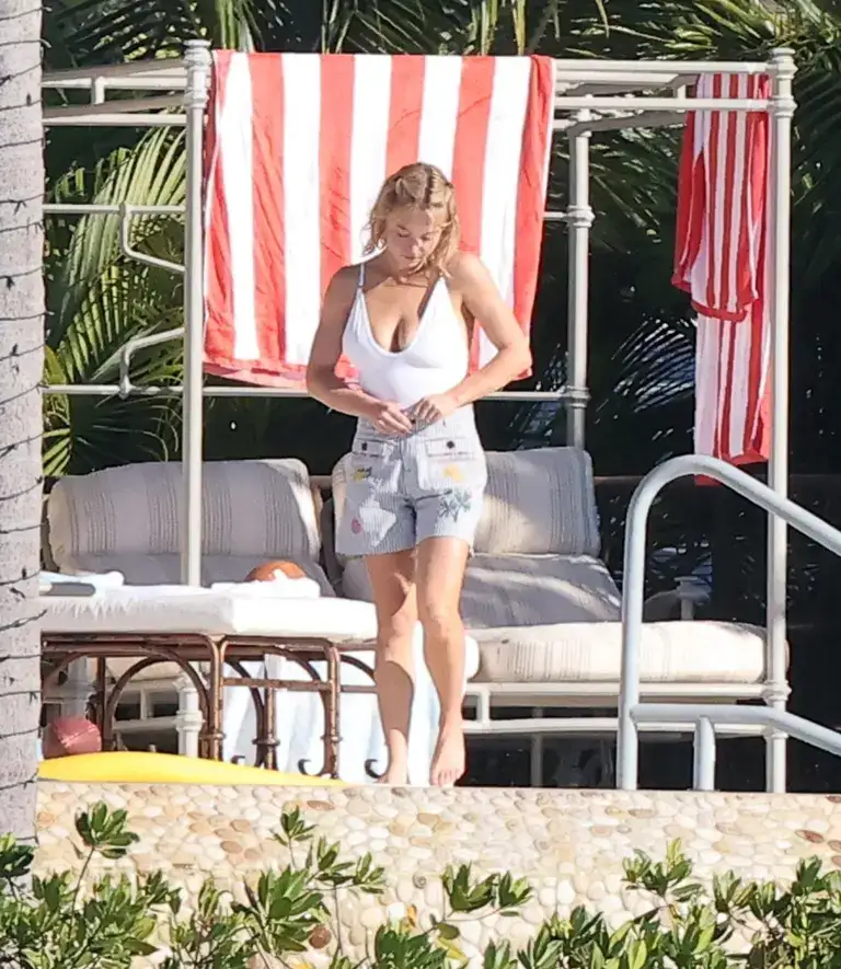 سیدنی سوئینی با بیکینی سفید سکسی در آغوش اسکوتر براون؛ رابطه‌ای پرحاشیه که هالیوود را لرزاند