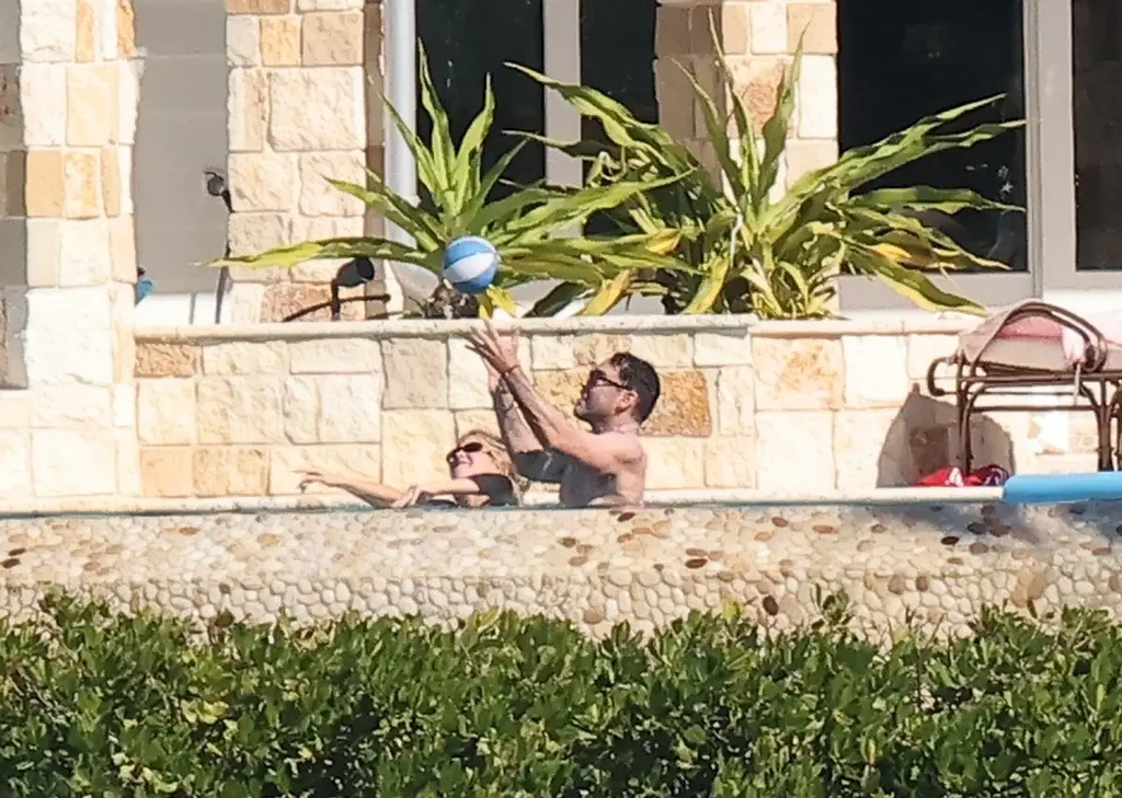 سیدنی سوئینی با بیکینی سفید سکسی در آغوش اسکوتر براون؛ رابطه‌ای پرحاشیه که هالیوود را لرزاند